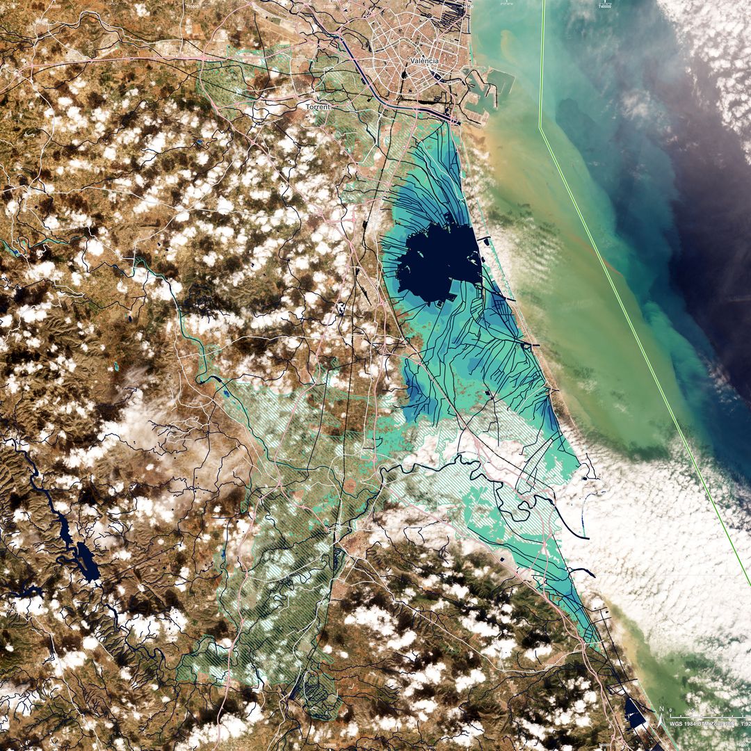 Sobre estas líneas, uno de los últimos mapas del Copernicus EMS. El tamaño de la zona afectada por la DANA ha aumentado a 56185,9Ha, con una población de más de 230.000 habitantes. Las zonas de tonos azules muestran una profundidad de inundación de 0,5 m a 1,5 m (azul oscuro)