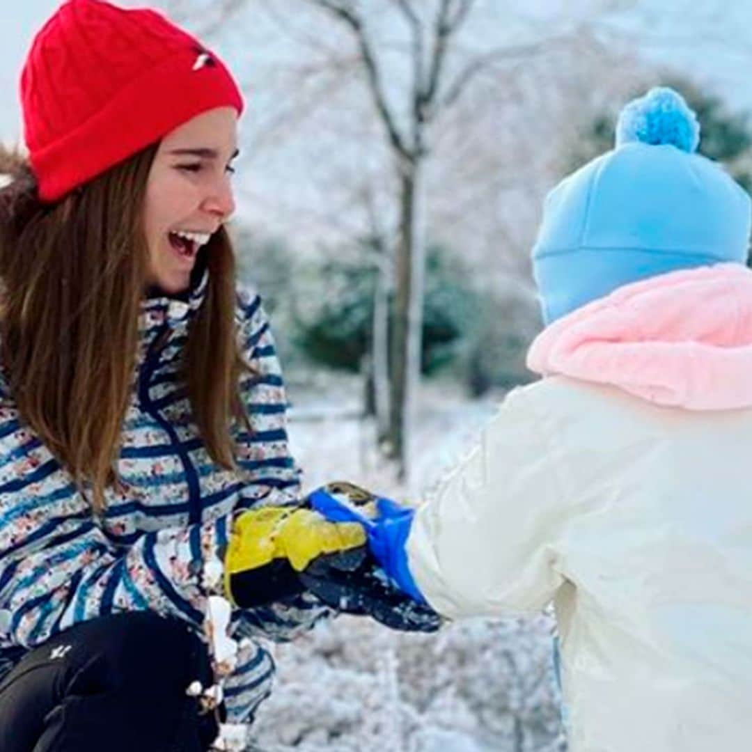 Natalia Sánchez muestra, emocionada, la primera vez de su hija en la nieve con un improvisado trineo