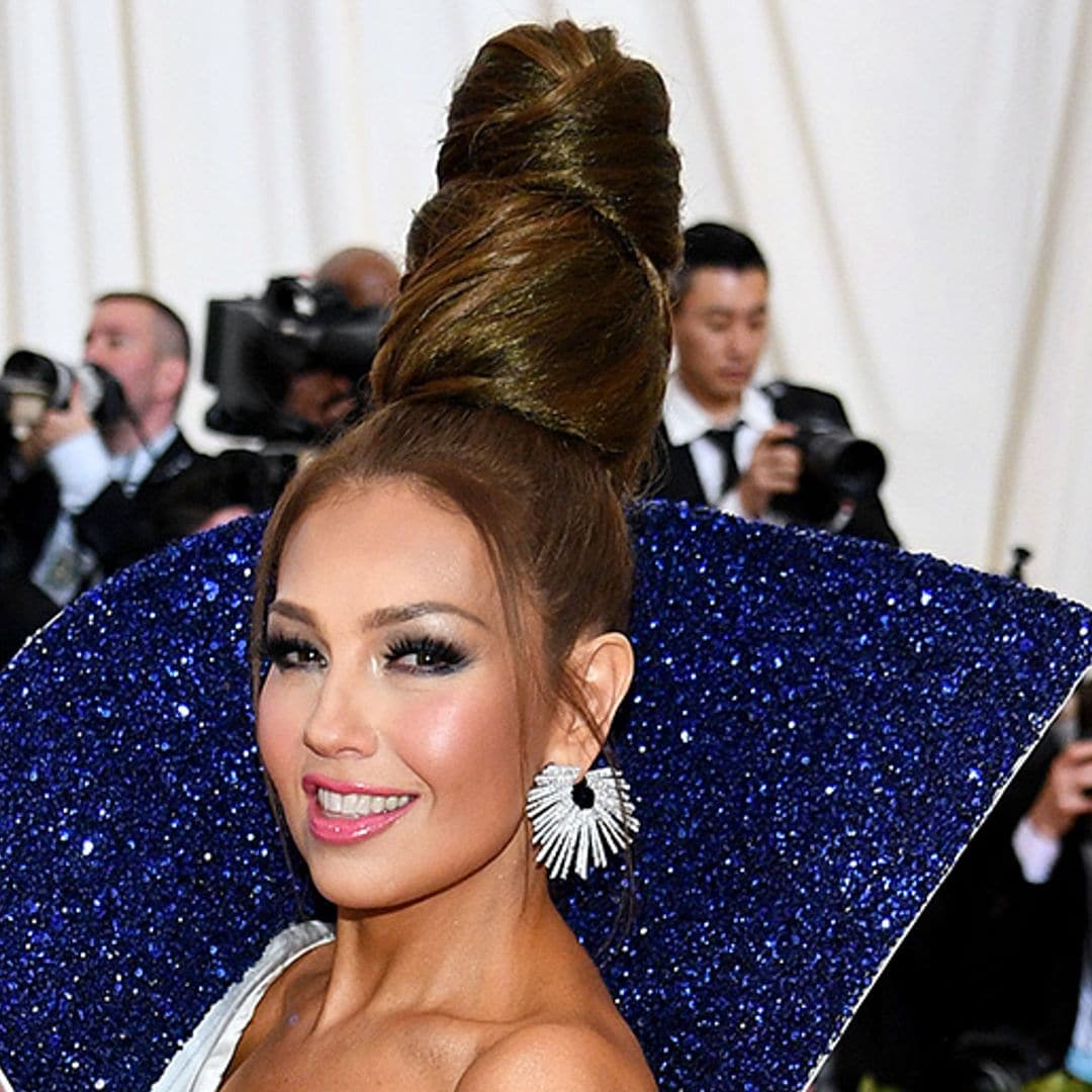 Thalía deslumbró en la MET Gala con un look galáctico y un peinado ¡fuera de este mundo!