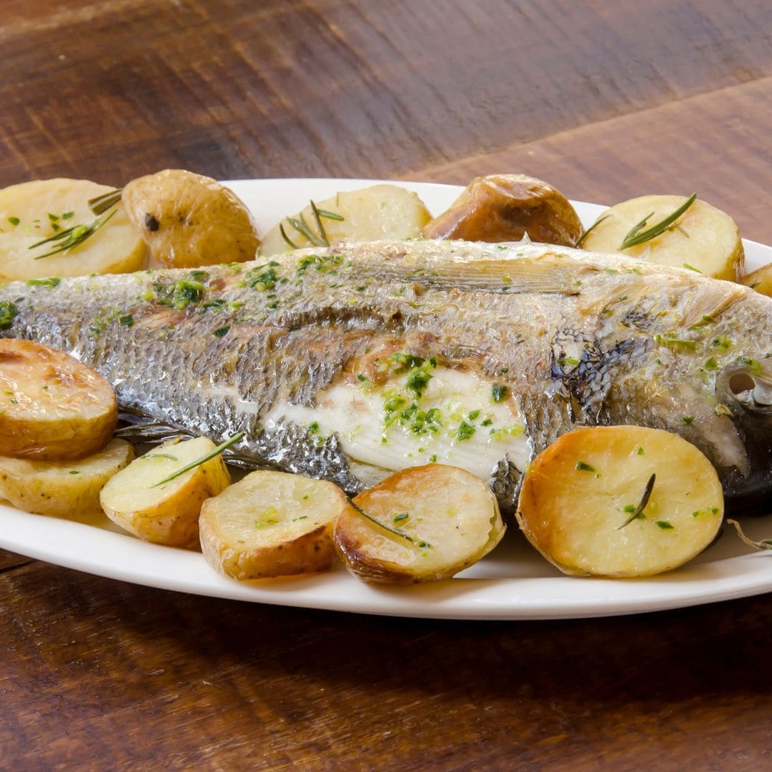 Dorada al horno con patatas panaderas