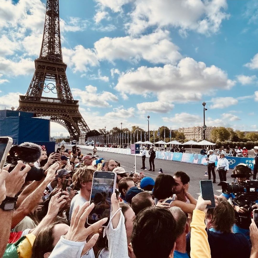 El beso del atleta Álvaro Martín a su novia, Mar Esquilache, tras ganar el oro olímpico en París