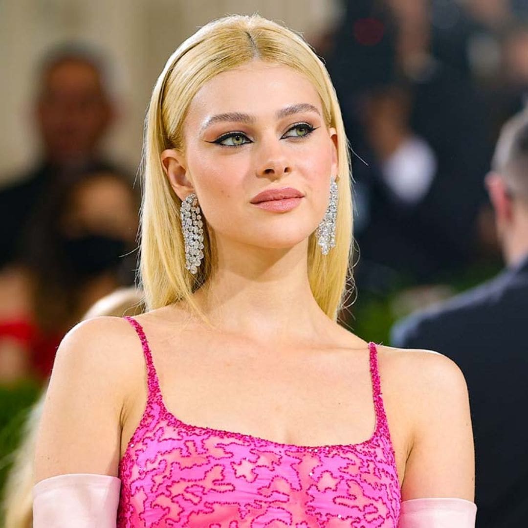 El vestidazo de plumas con el que Nicola Peltz sigue los pasos de las 'chicas Moss'