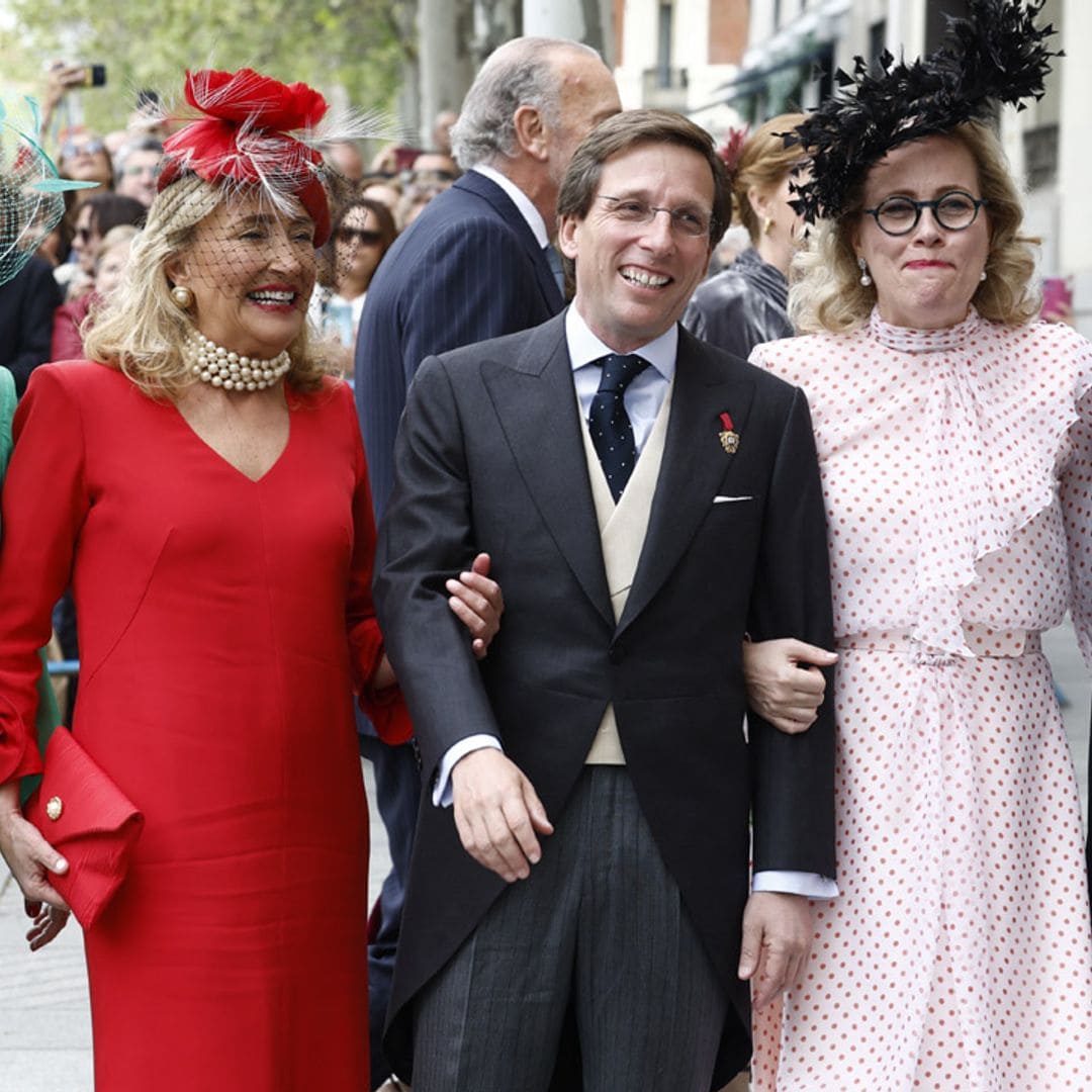 José Luis Martínez-Almeida, muy feliz rodeado de sus hermanos en el día de su boda