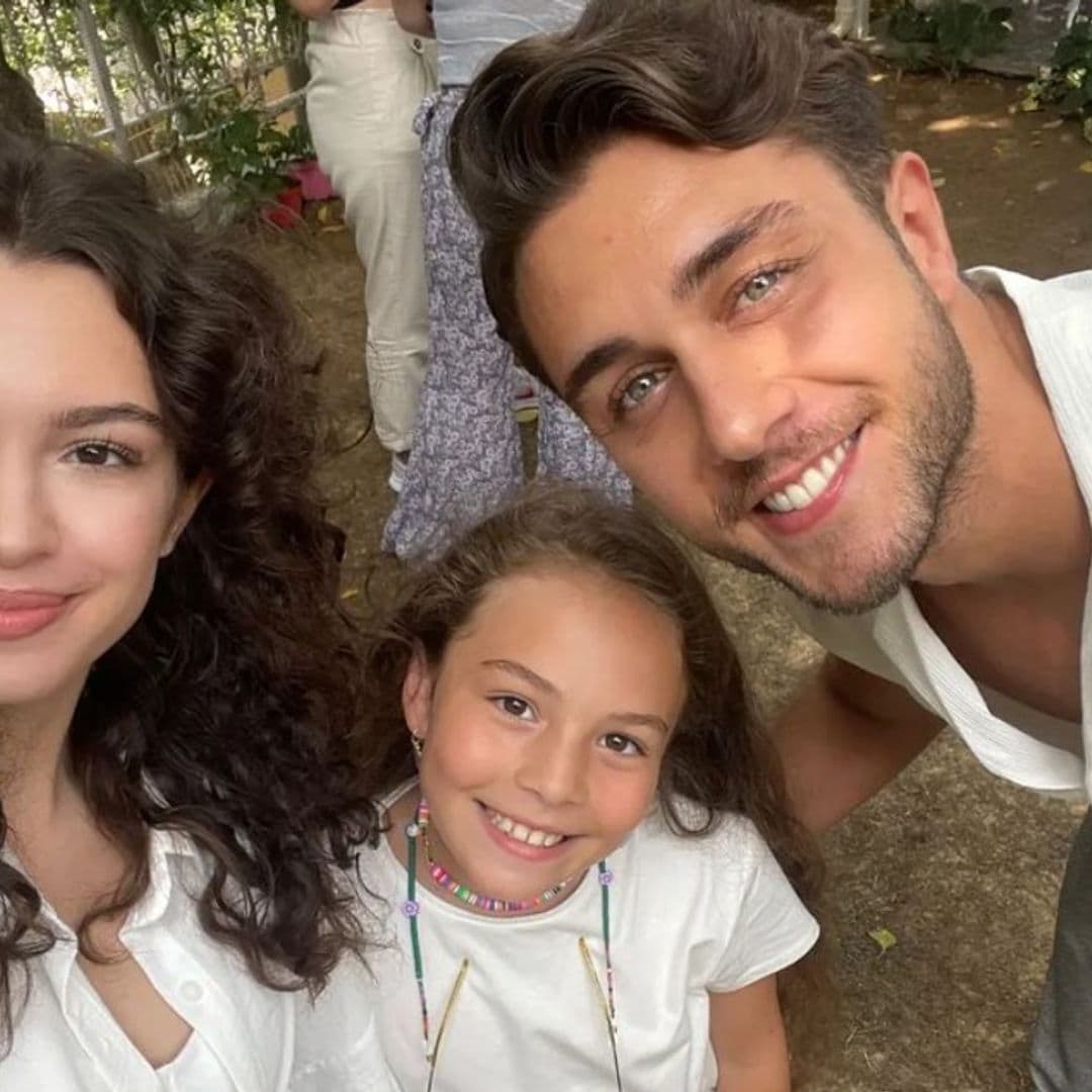 'Hermanos': la gran complicidad de la joven Aylin Akpınar con sus compañeros dentro y fuera del set de rodaje