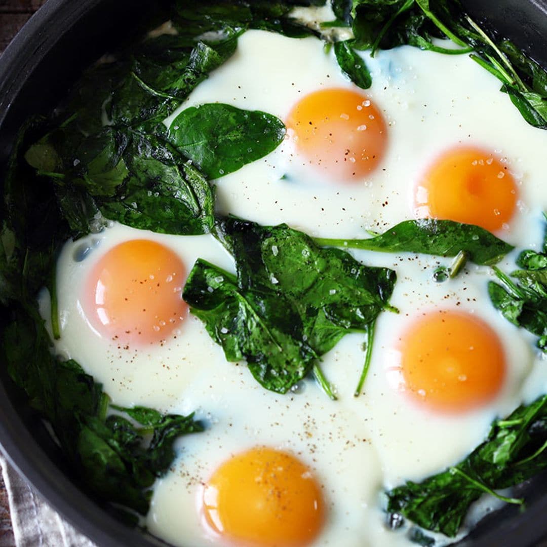 Espinacas con huevos a la sartén