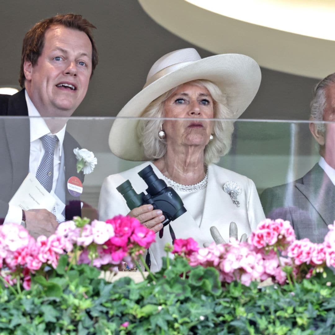 La pasión y los nervios de Carlos III y Camilla junto a Tom Parker Bowles, hijo de la Reina, en las carreras de Ascot