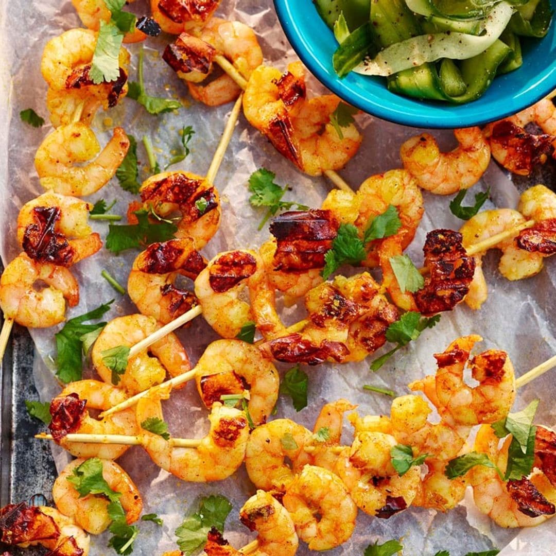 Brochetas de gambas al curry rojo