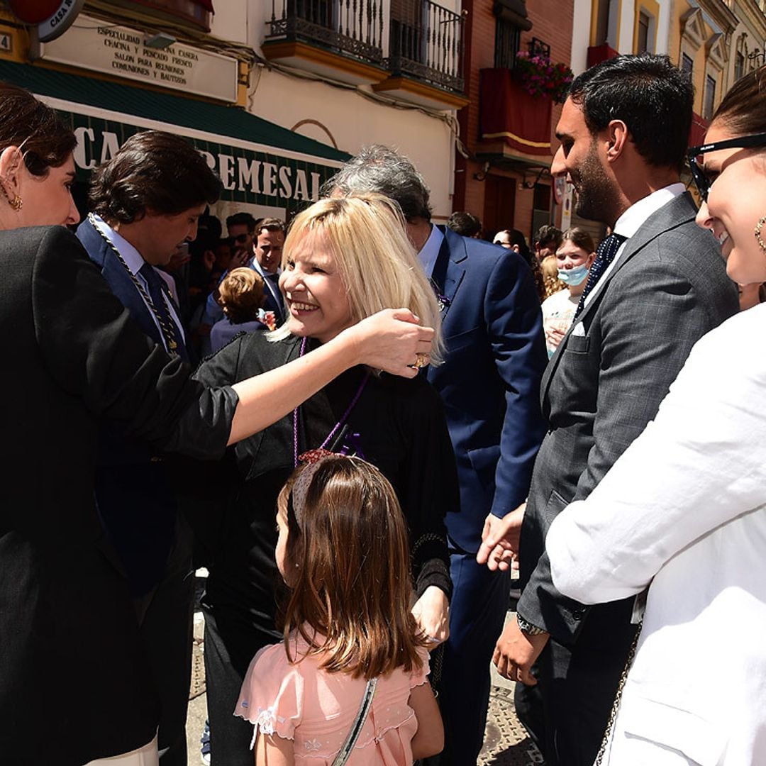 Un Jueves Santo de reencuentros entre la familia Rivera y los Martínez de Irujo en Sevilla