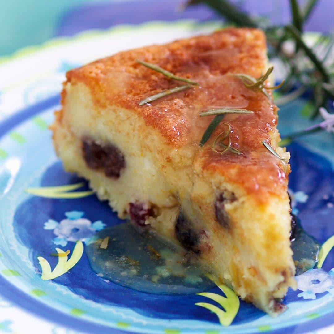 Tarta de queso ricotta con ciruelas y romero