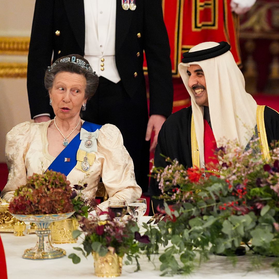 La princesa Ana junto al Emir de Cata en el banquete ofrecido en Londres