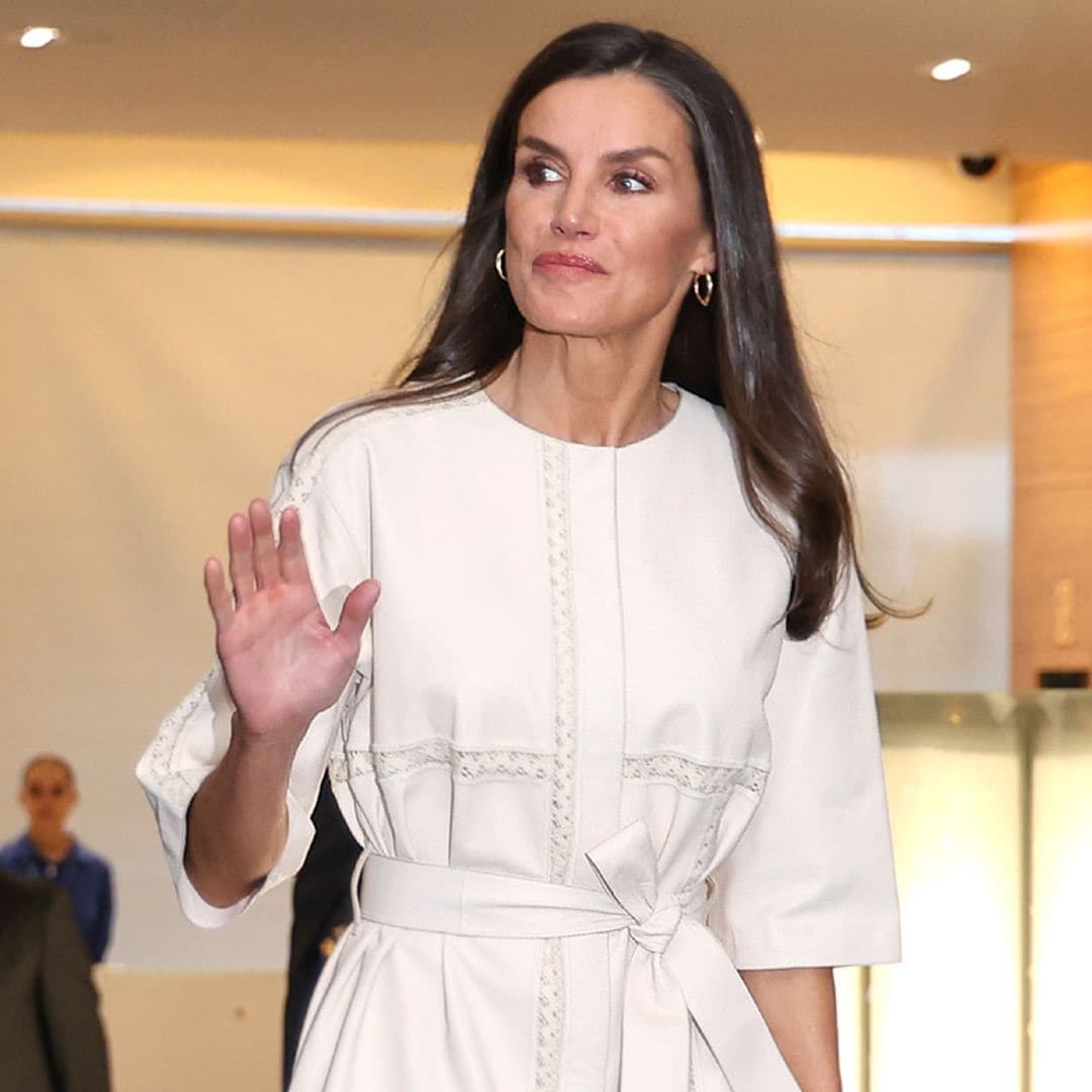 La reina Letizia recicla su vestido blanco más atemporal, un diseño de napa que marca cintura