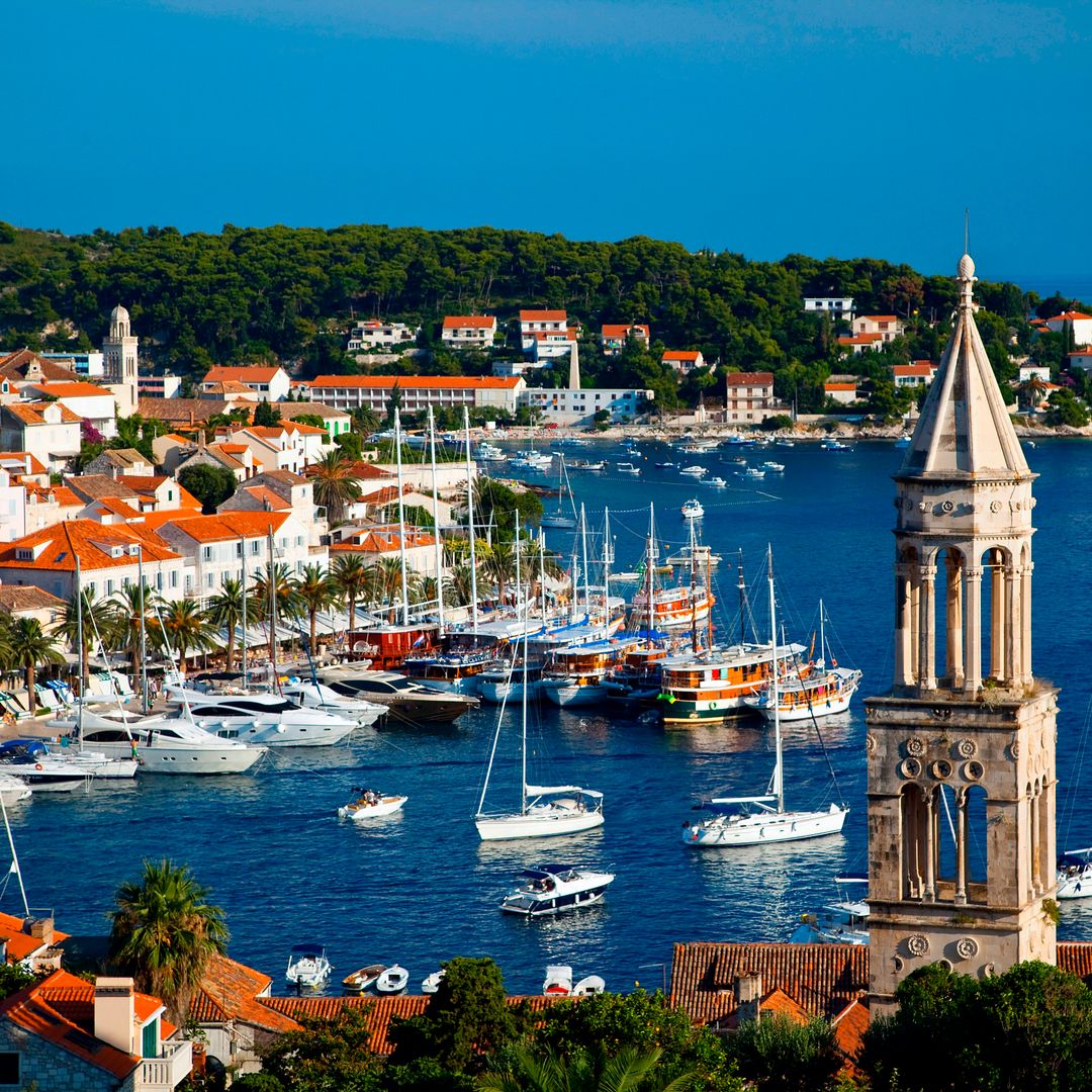 Puerto de la isla de Hvar en Croacia