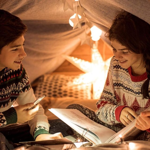 adolescentes leyendo libro por navidad 