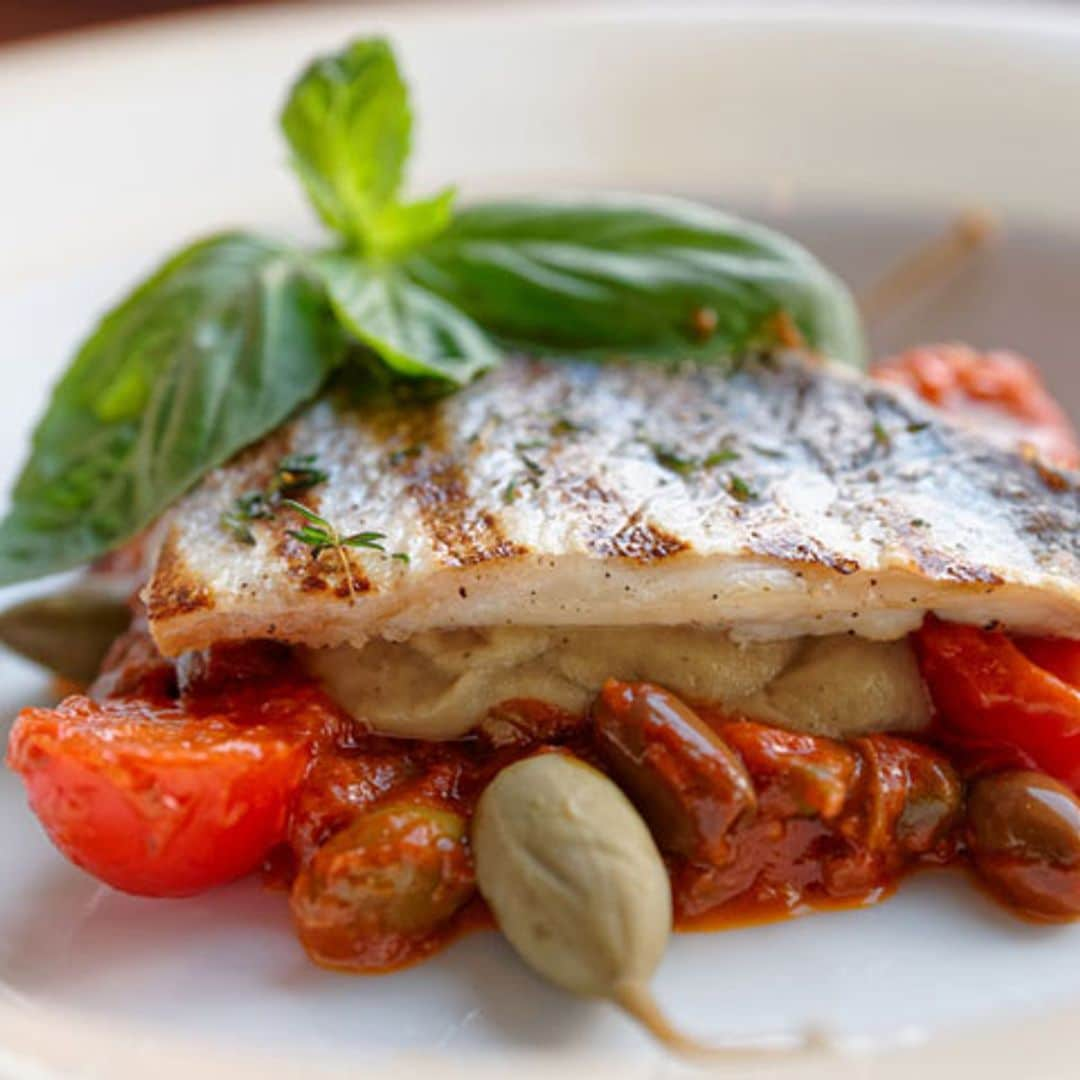 Lubina con berenjena, tomate y alcaparrones