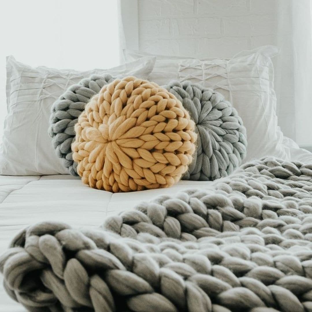 ¡El accesorio más esponjoso! Decora tu cama con cojines 'chunky' y aprende a hacer el tuyo propio