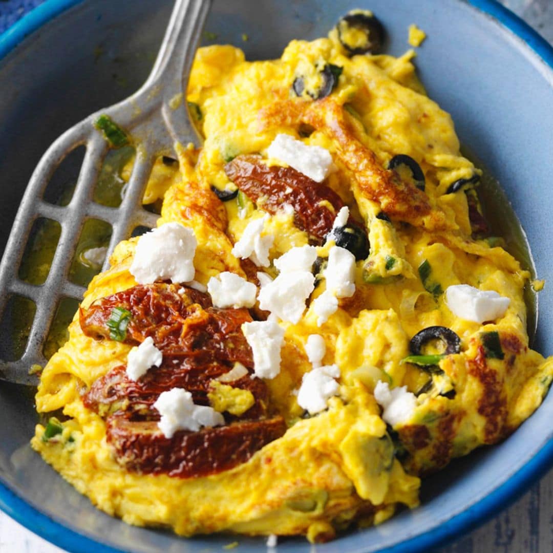 Huevos revueltos con tomates secos y feta