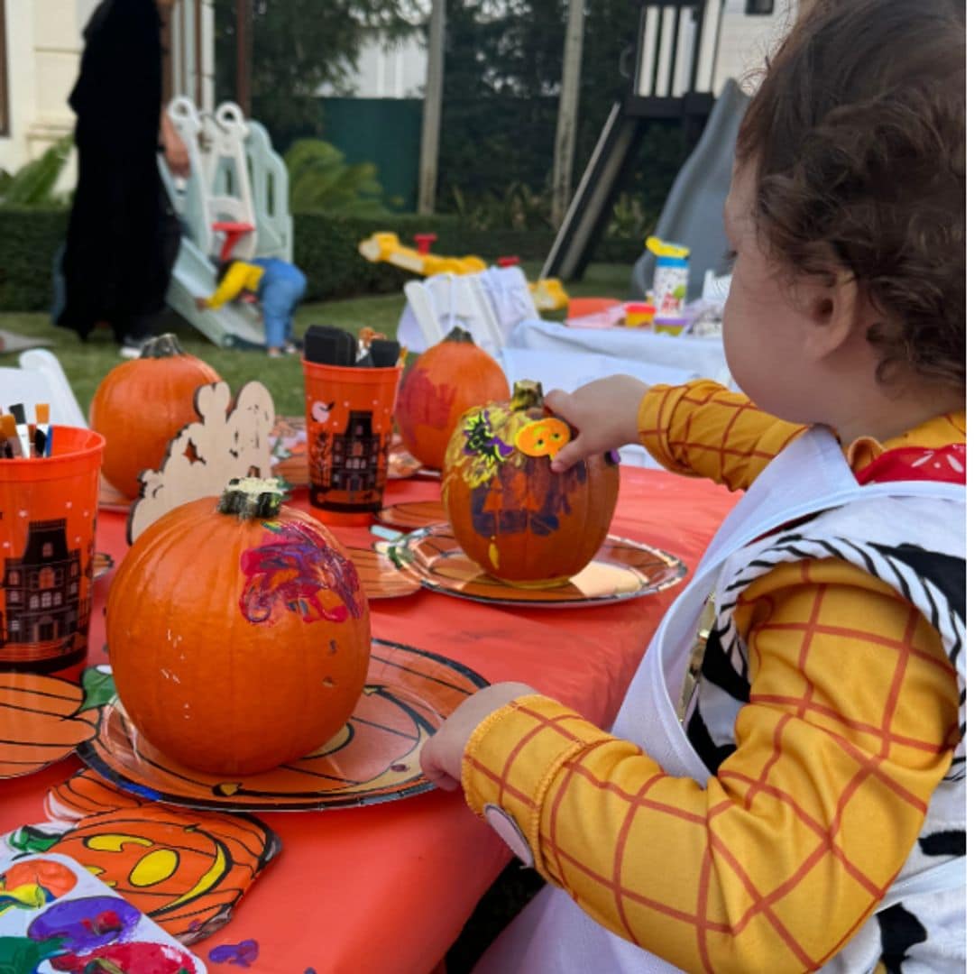 ‘Marquitos’, el bebé de Marc Anthony, celebra su segundo Halloween con una increíble ‘pumpkin carving party’