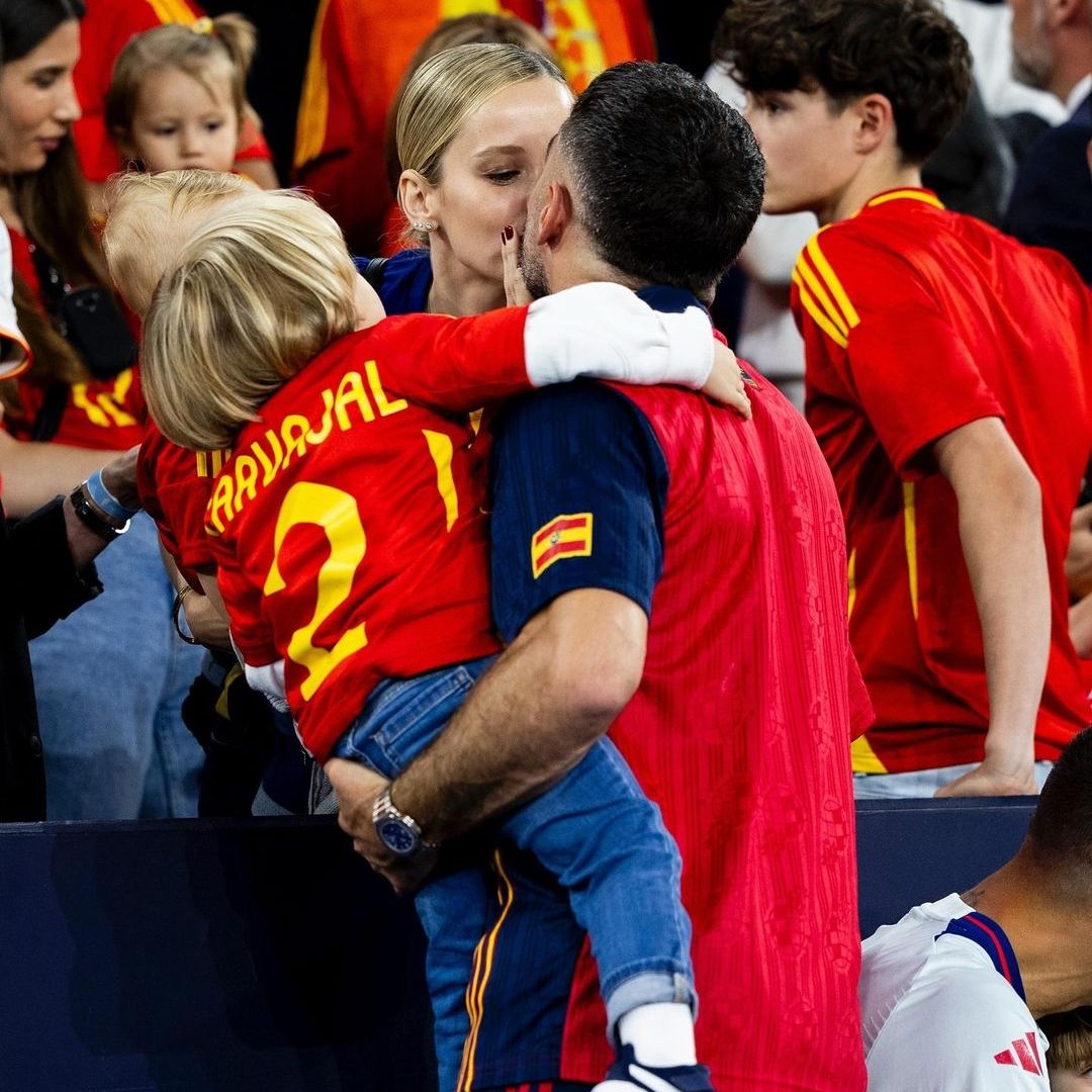 Dani Carvajal y Daphne Cañizares celebran en la Eurocopa su segundo aniversario junto a sus hijos