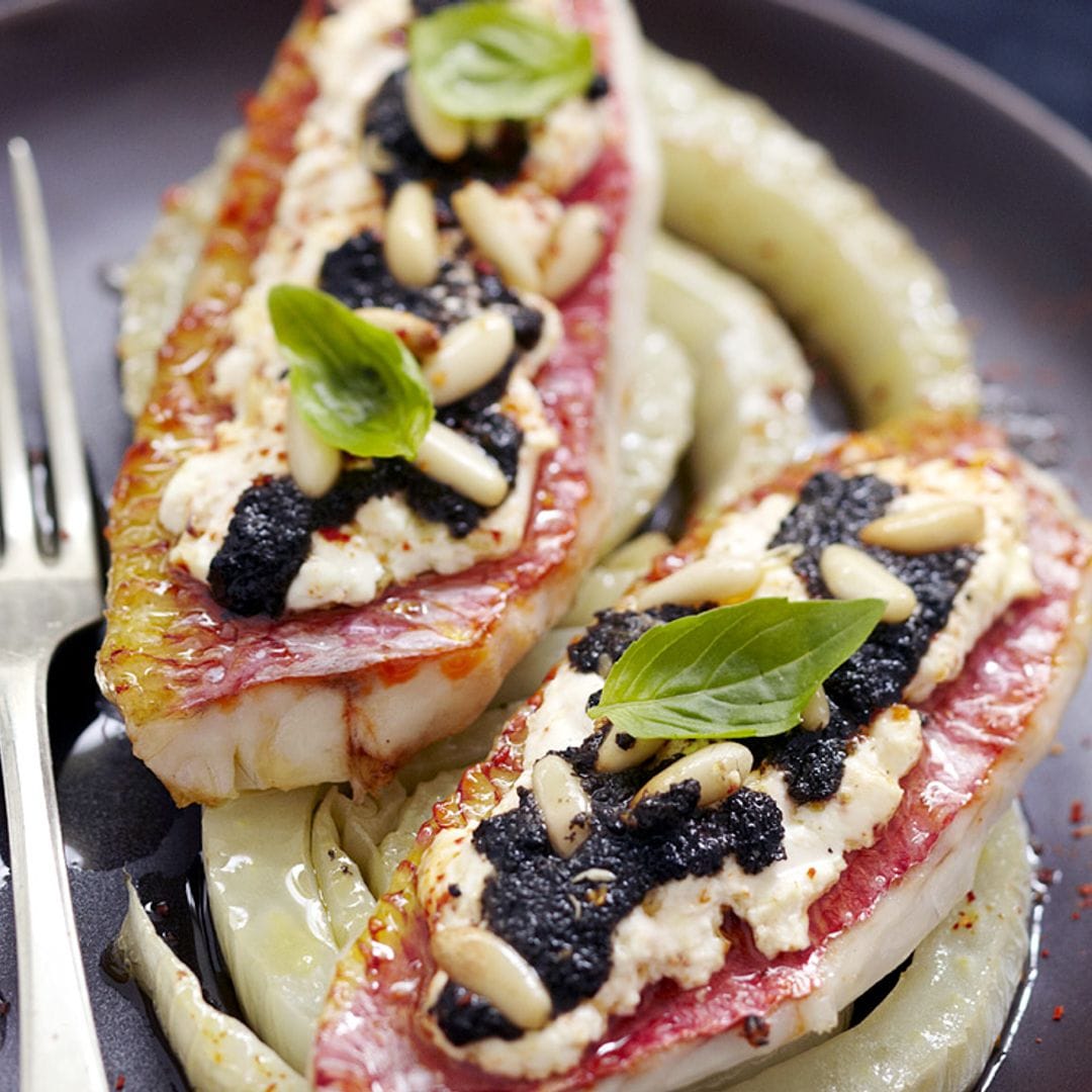 Salmonetes de roca con tapenade de piñones y aceitunas