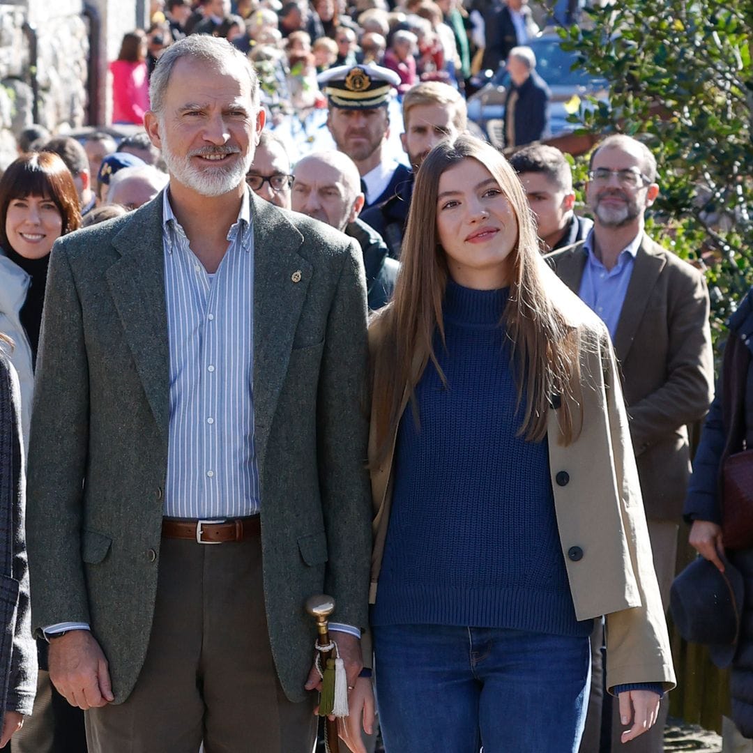 El conjunto con vaqueros que la infanta Sofía eleva con un 'trench' de firma española