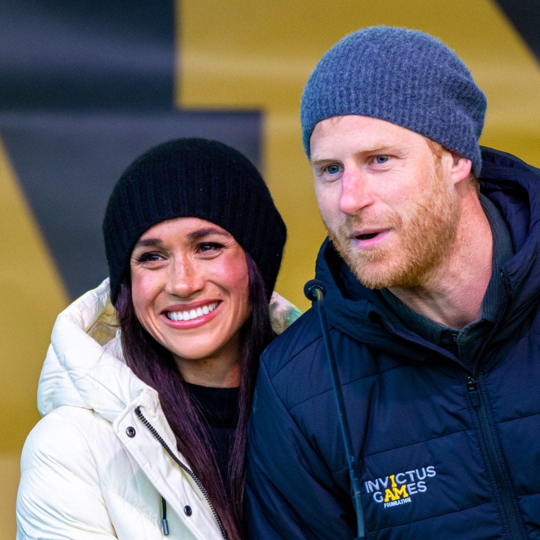 El look de nieve de Meghan Markle con plumífero y las botas que JLo puso de moda en Aspen