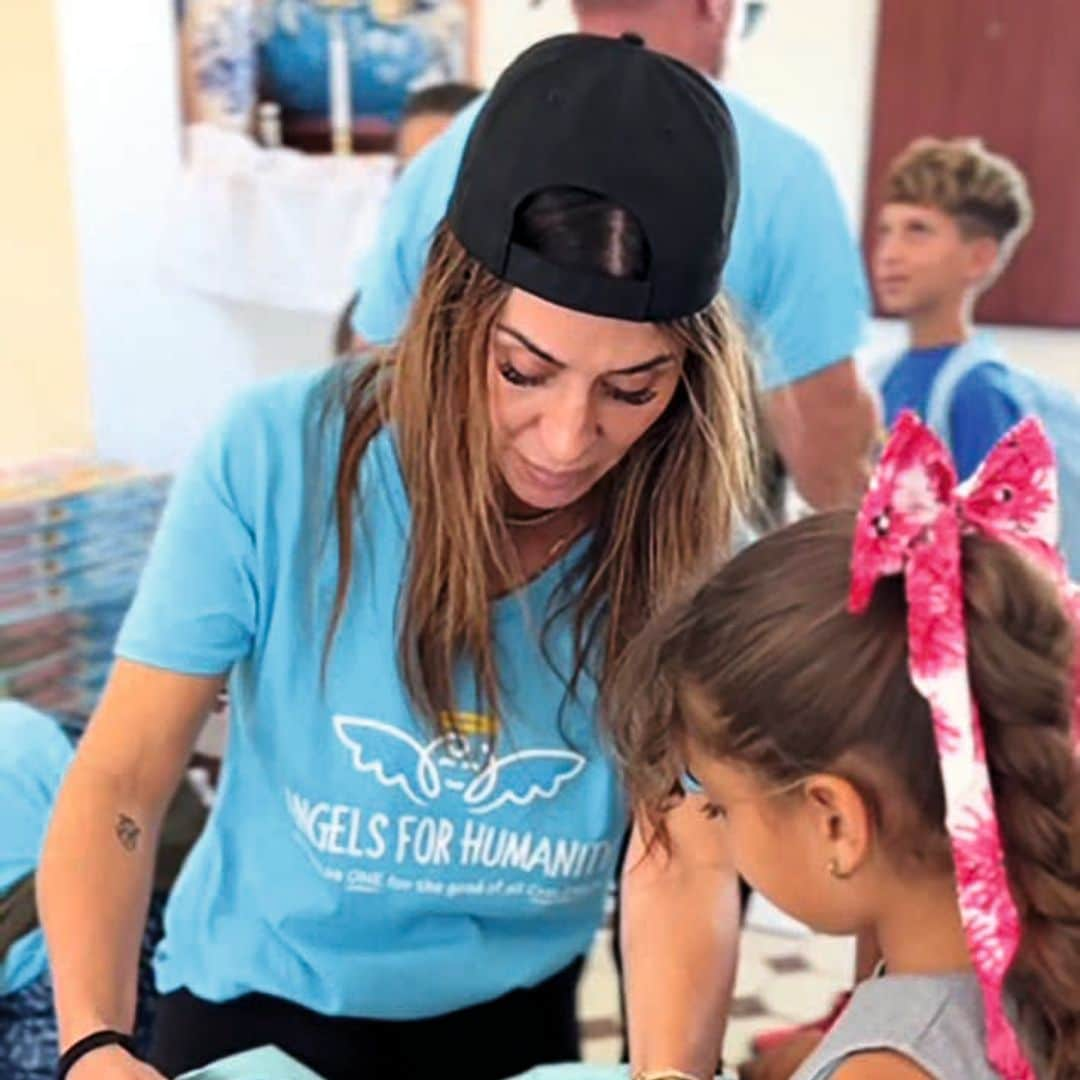 Elena Tablada con una niña en Cuba