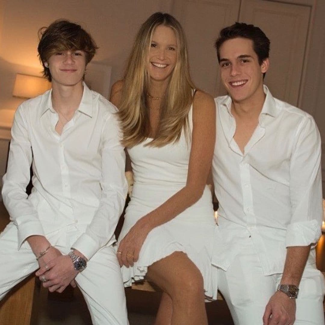 Así son los hijos veinteañeros de Elle Macpherson: su principal apoyo durante la enfermedad que padeció hace años