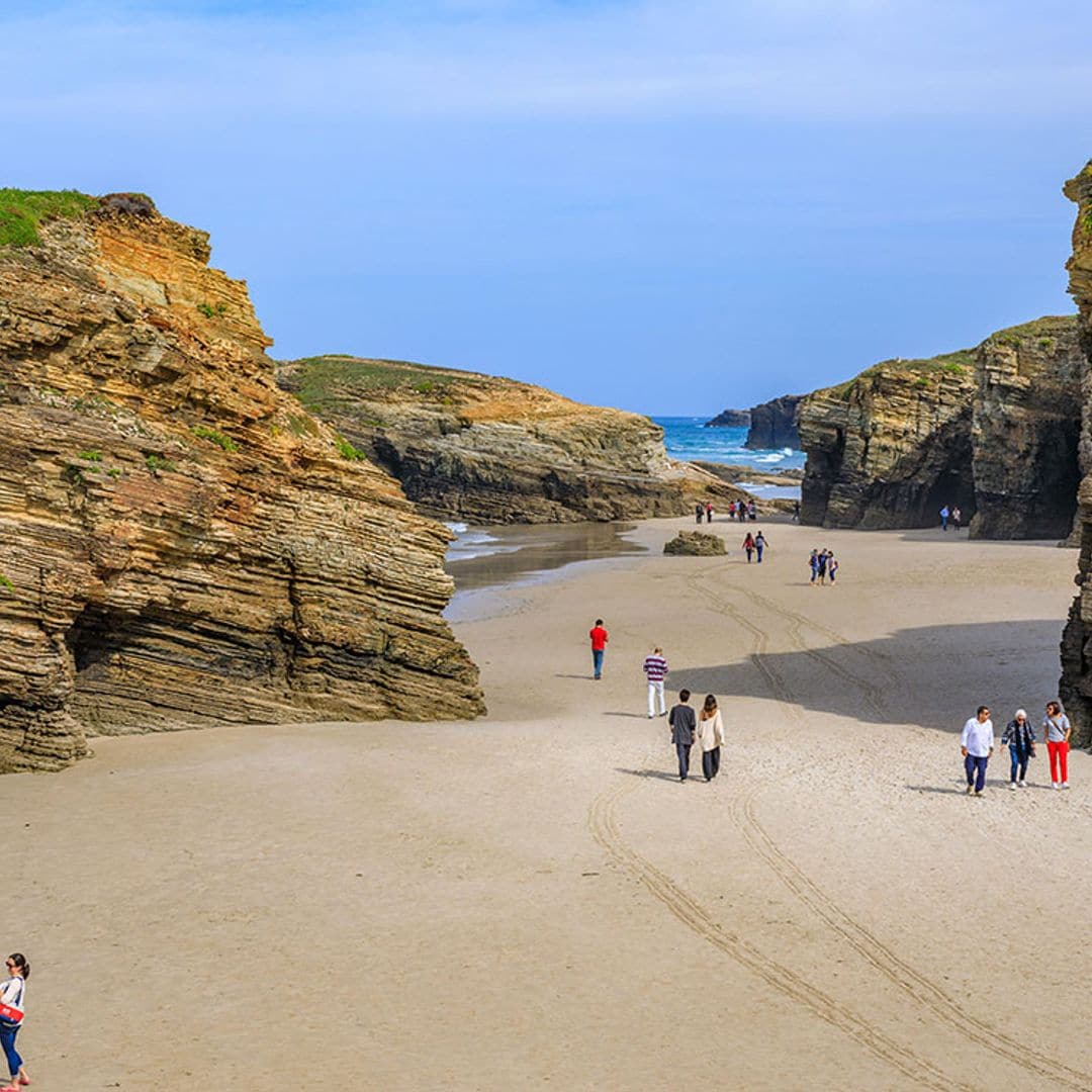 Las Catedrales, la playa que aparece y desaparece al ritmo de las mareas