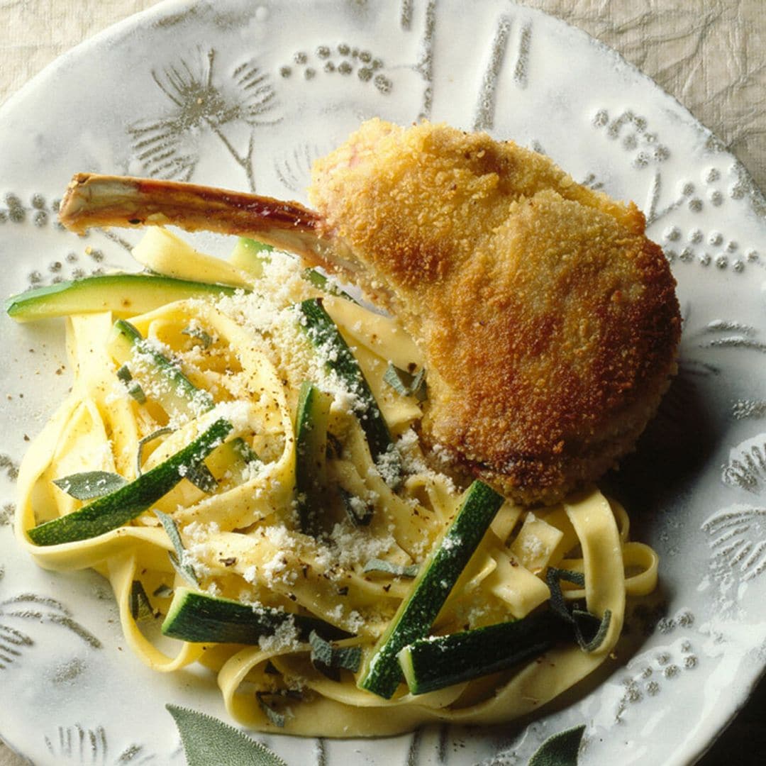 Chuletas de cordero empanadas con pasta y calabacín