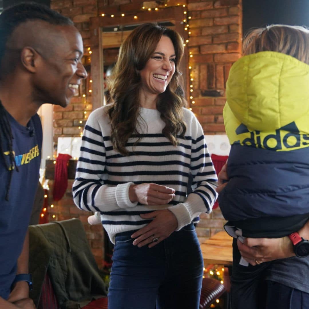 Kate Middleton elige un conjunto 'navy' otoñal para su visita a una comunidad de padres en Londres