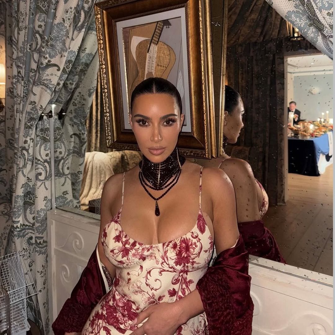 Kim Kardashian sorprende con un vestido de archivo en redes sociales