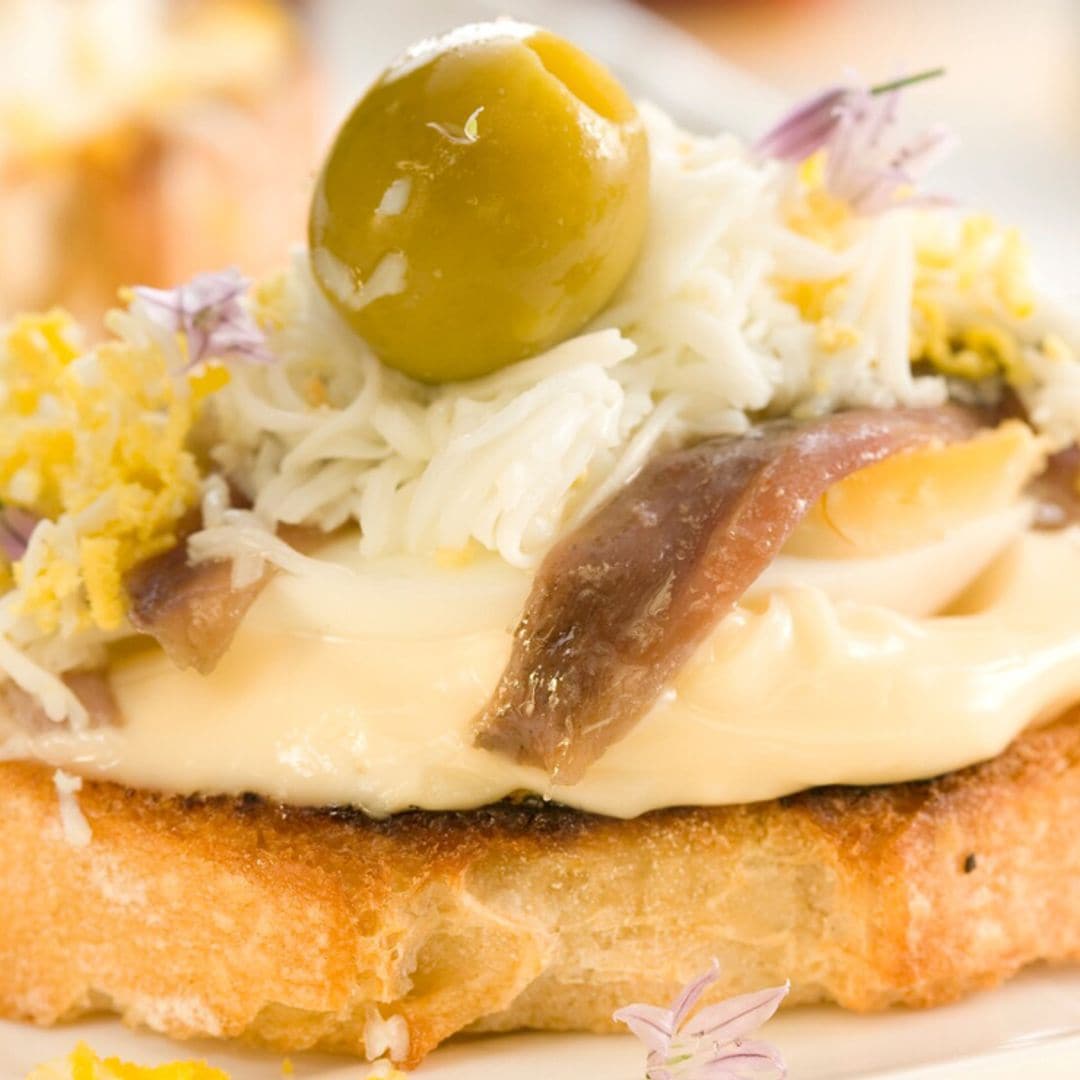 Pincho de anchoa con mayonesa, huevo duro y aceituna