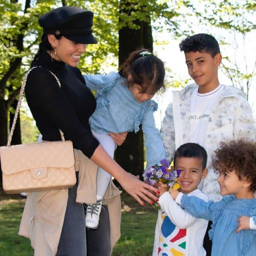 Con sus nuevos uniformes y muy ilusionados: los hijos de Cristiano y Georgina empiezan el cole en Manchester