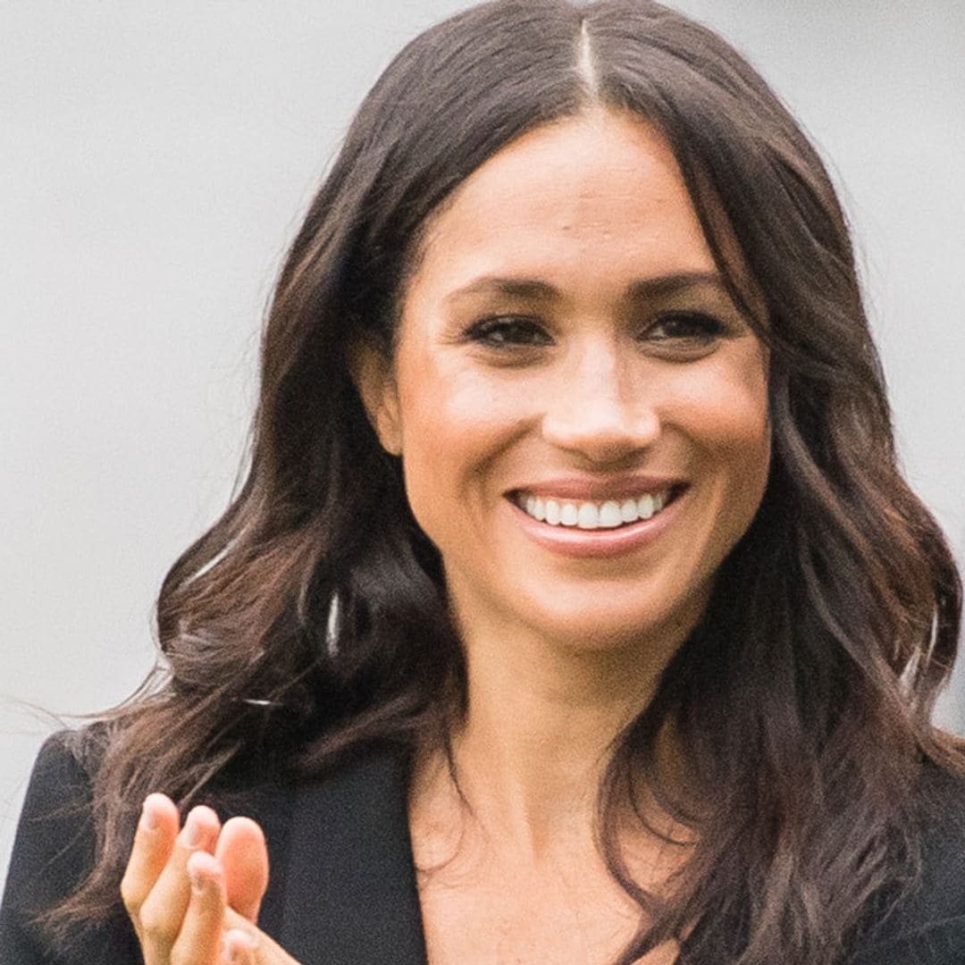 Meghan se copia a sí misma y recuerda el icónico look de su primer viaje internacional