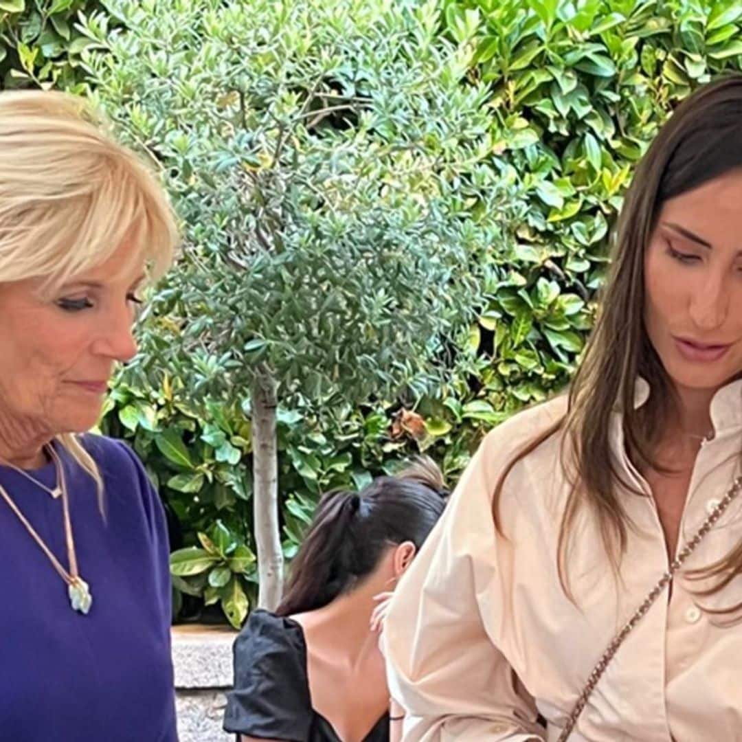 Rachel Valdés muestra el regalo que dio a Jill Biden en su fiesta en la embajada