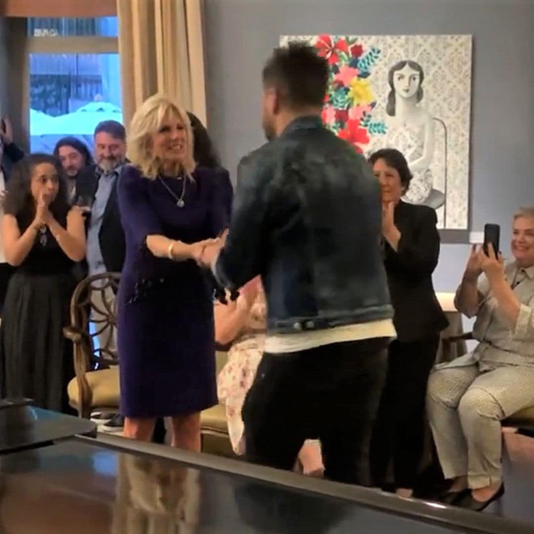 El abrazo de Jill Biden a Pablo López tras su brutal actuación al piano en la embajada americana