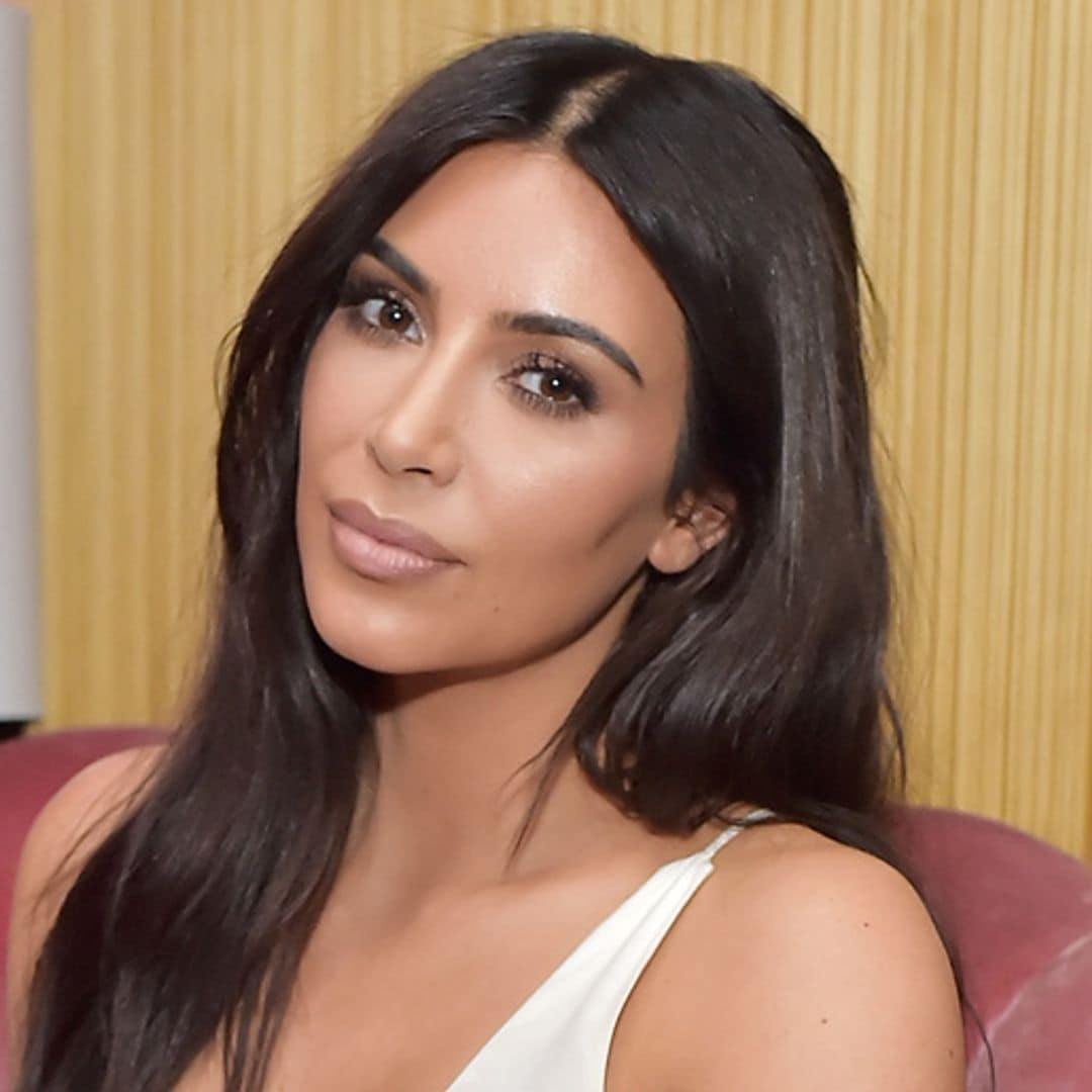 Kim Kardashian y su guiño al pasado que revive la moda de mostrar la ropa interior