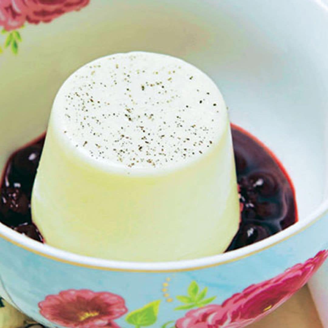 'Panna cotta' de vainilla con sopa de grosellas