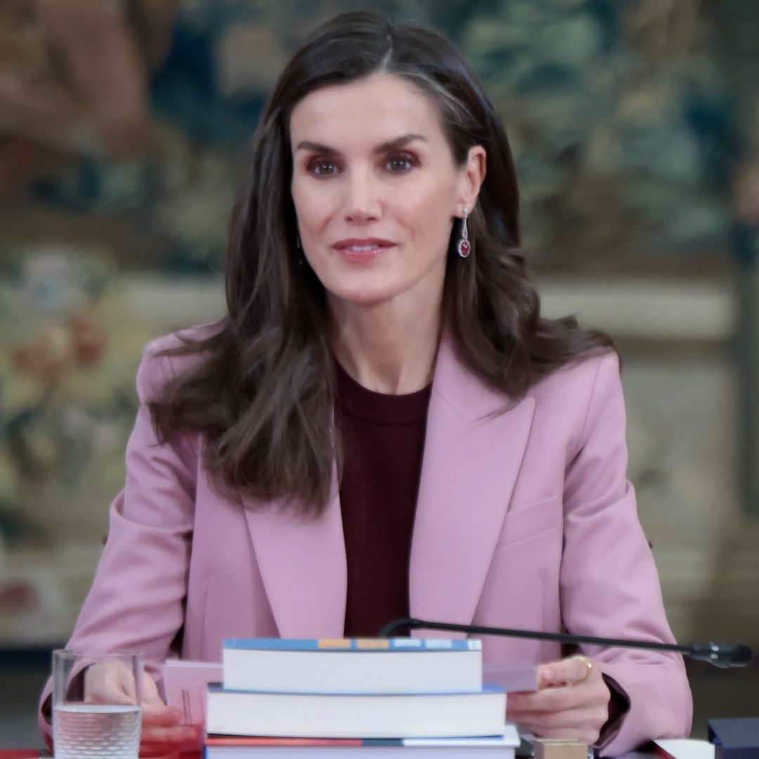 La reina Letizia transforma su traje 'todoterreno' en tono rosa con un top de tendencia