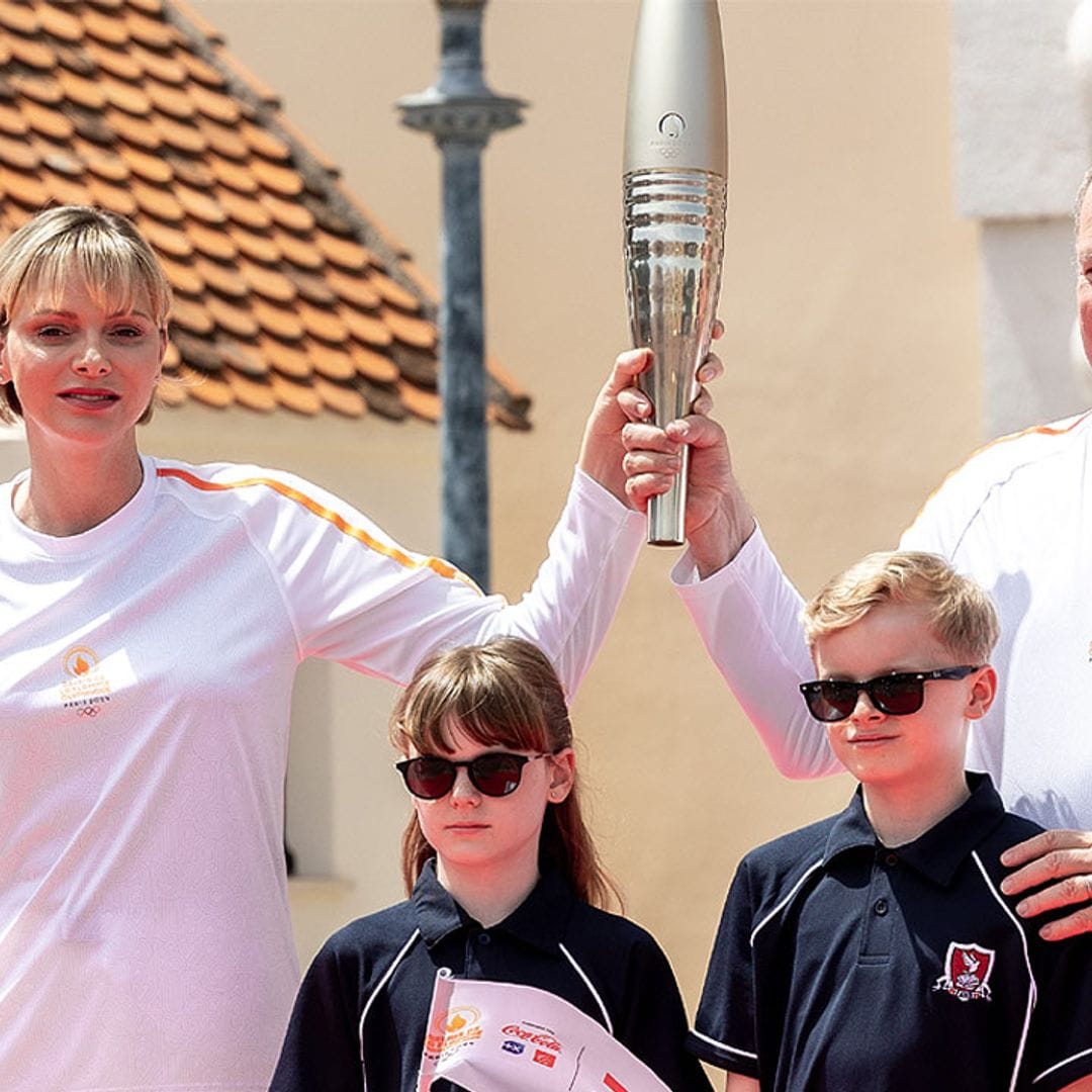 El espíritu olímpico de Charlene de Mónaco portando la llama con el príncipe Alberto y sus hijos
