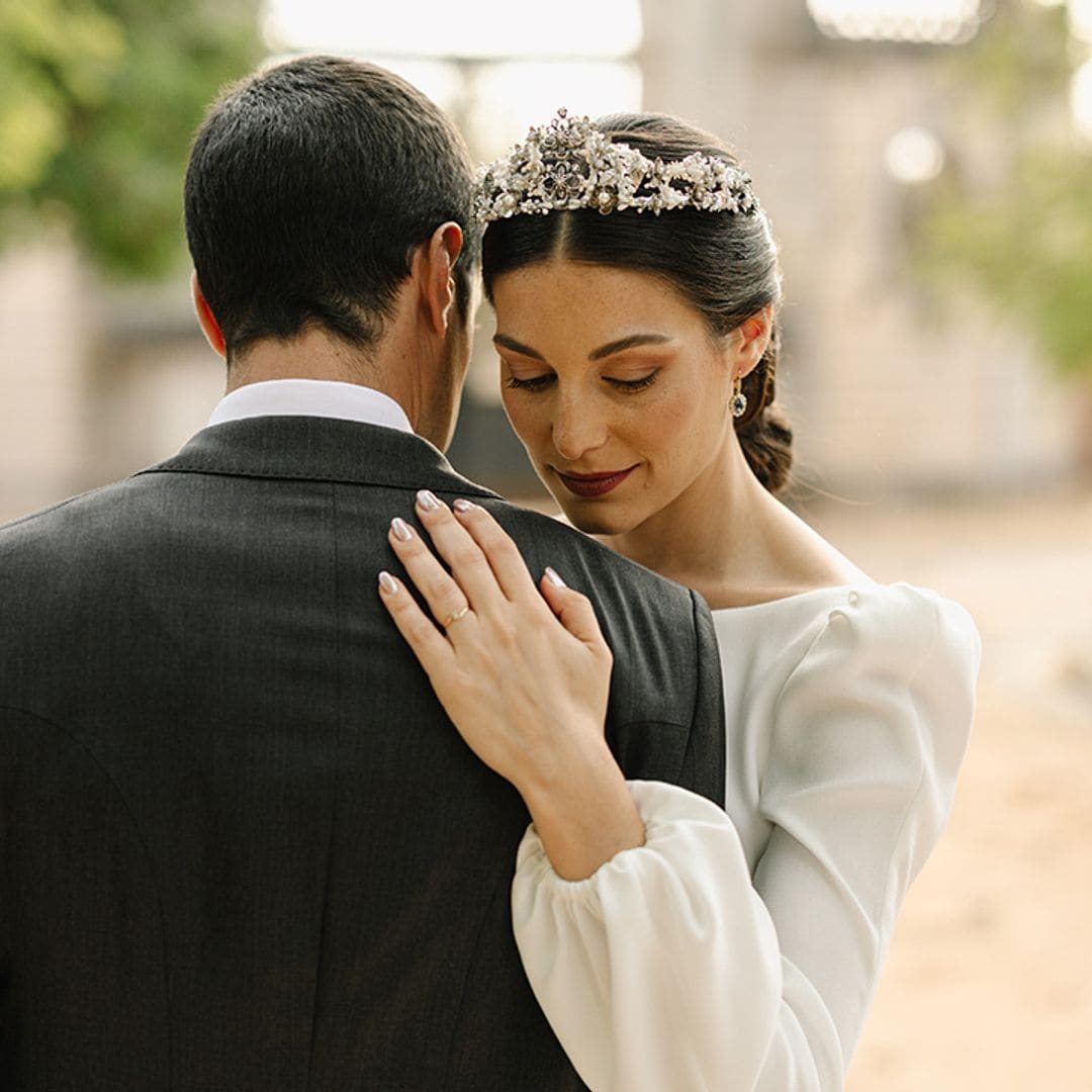 La historia de María, la novia que se casó en Huelva con un vestido de escote barco y tiara familiar