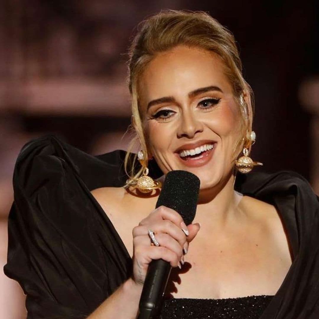 El espectacular vestido hecho a mano de Adele conecta a la cantante con Paris Hilton