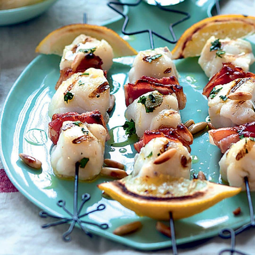 Brochetas de rape y bacon con piñones y limón