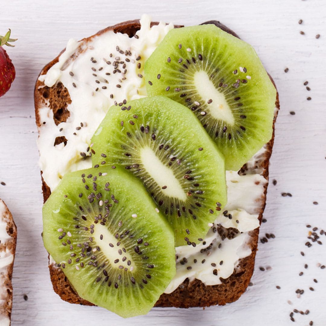 Tostadas de centeno con kiwi, queso y semillas de amapola