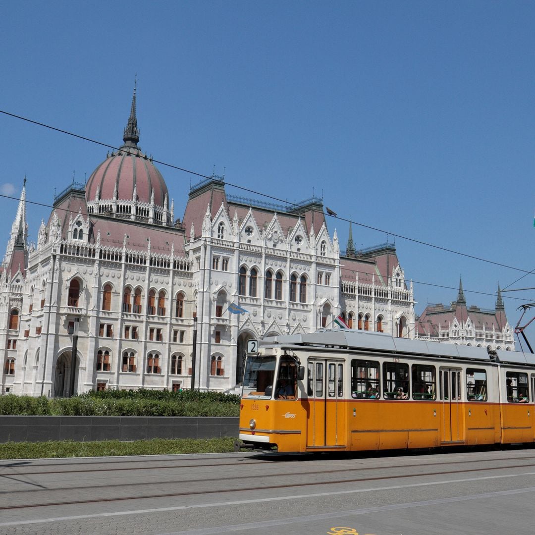 El tranvía 2 de Budapest pasa por el Parlamento