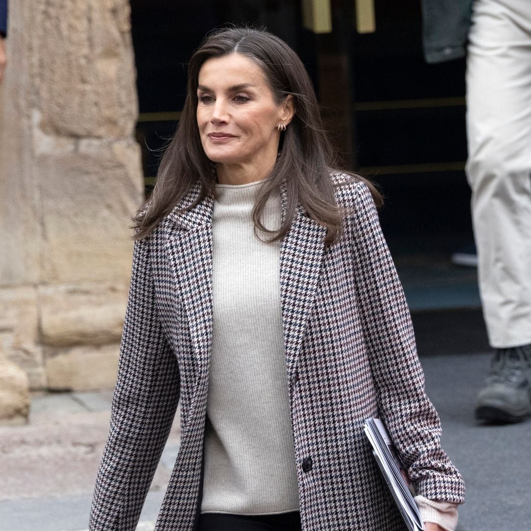 El look de la reina Letizia con el abrigo de pata de gallo que comparte con Leonor