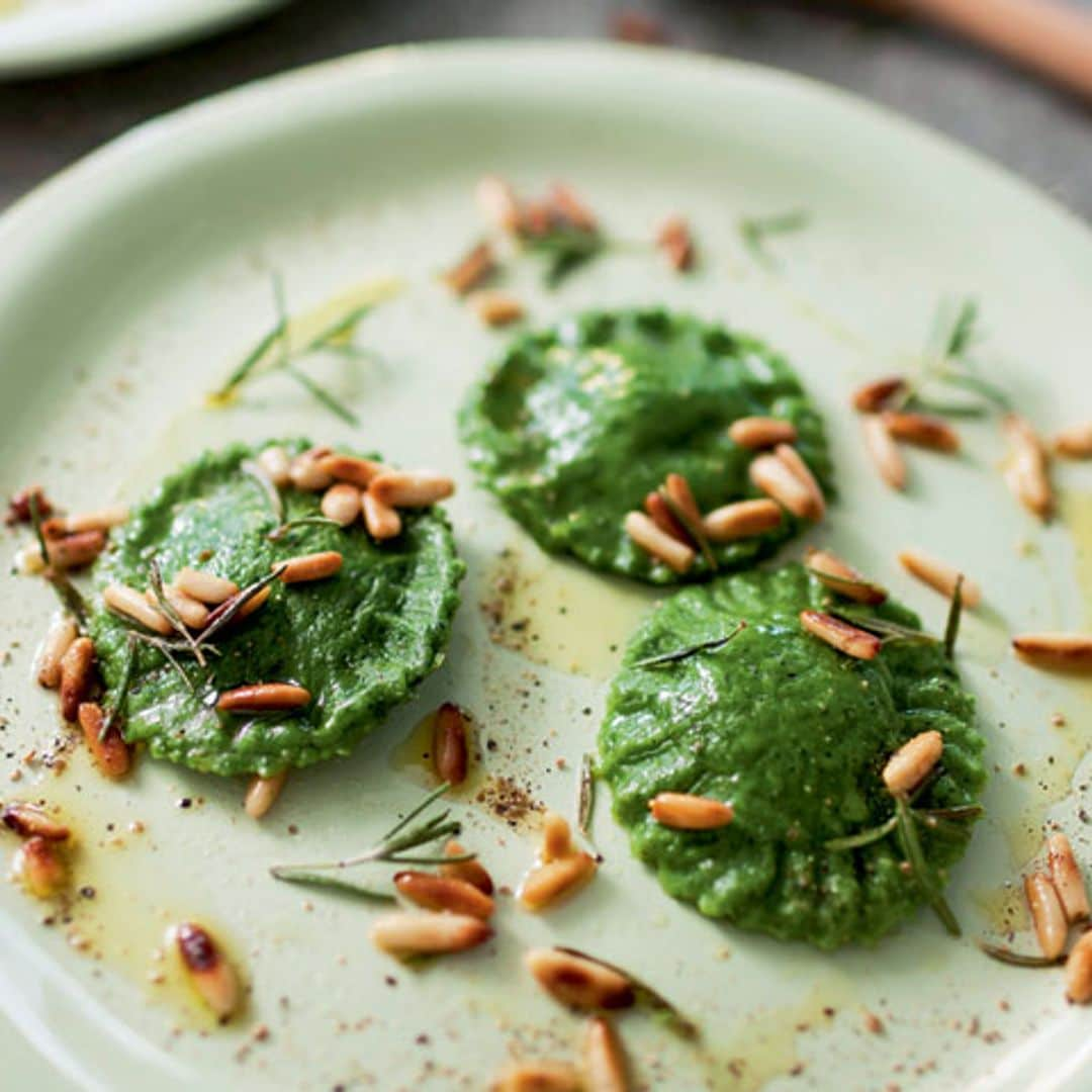 Raviolis de espinacas con salsa de piñones y romero