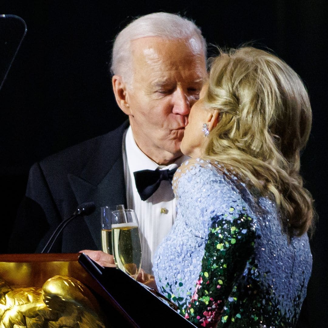 Las lágrimas de Joe Biden y el beso a su esposa Jill en su cena de despedida de la Casa Blanca