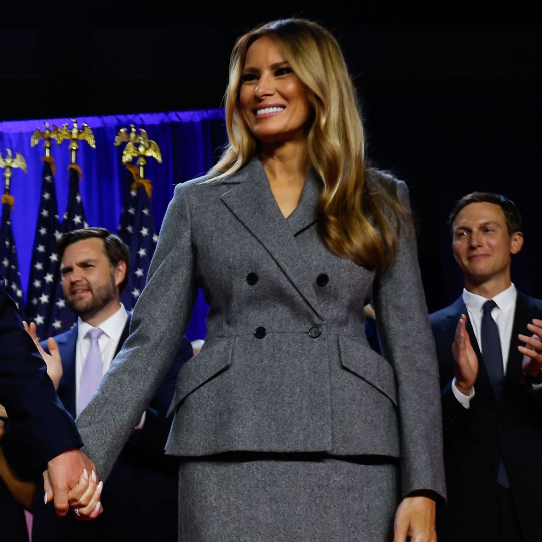 Melania Trump con un dos piezas gris