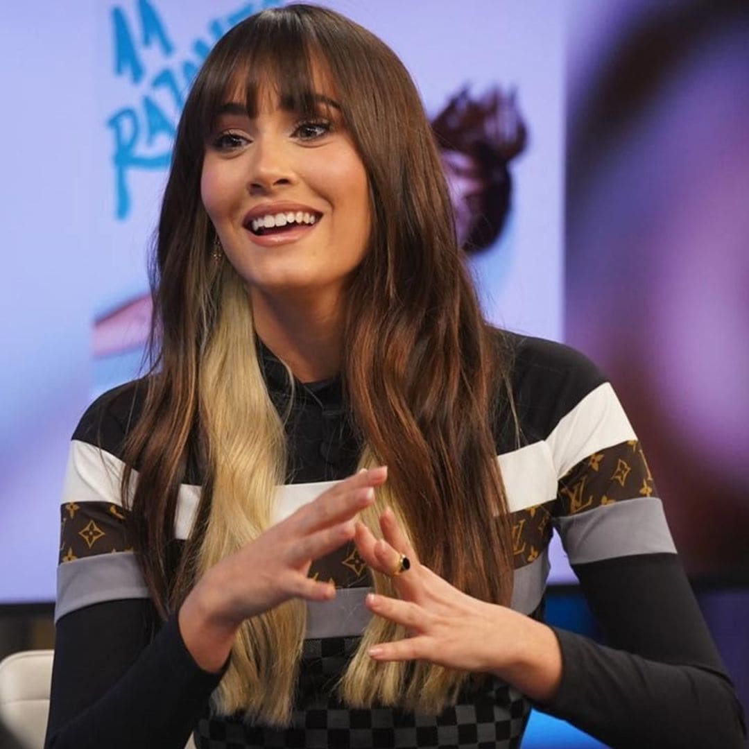 Aitana triunfa con su look en televisión: minifalda trapecio y las 'combat boots' de Leonor